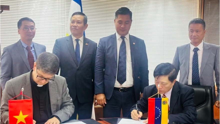 Venezuela, Vietnam sign educational cooperation agreement for new period